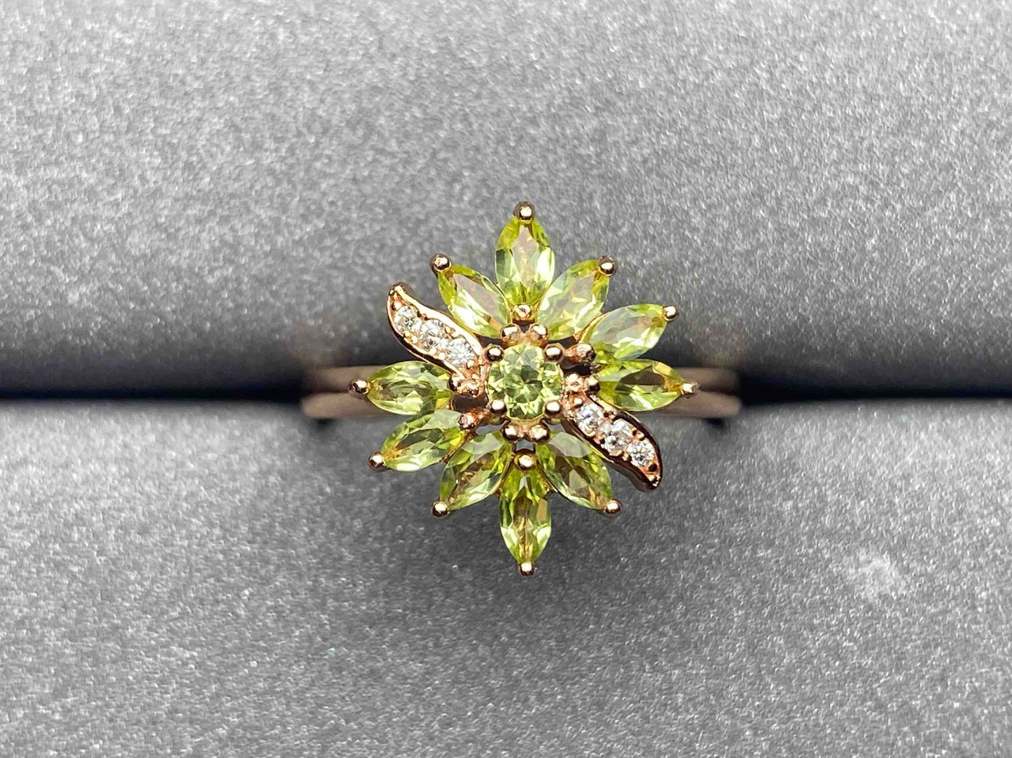 4724 Peridot Ring