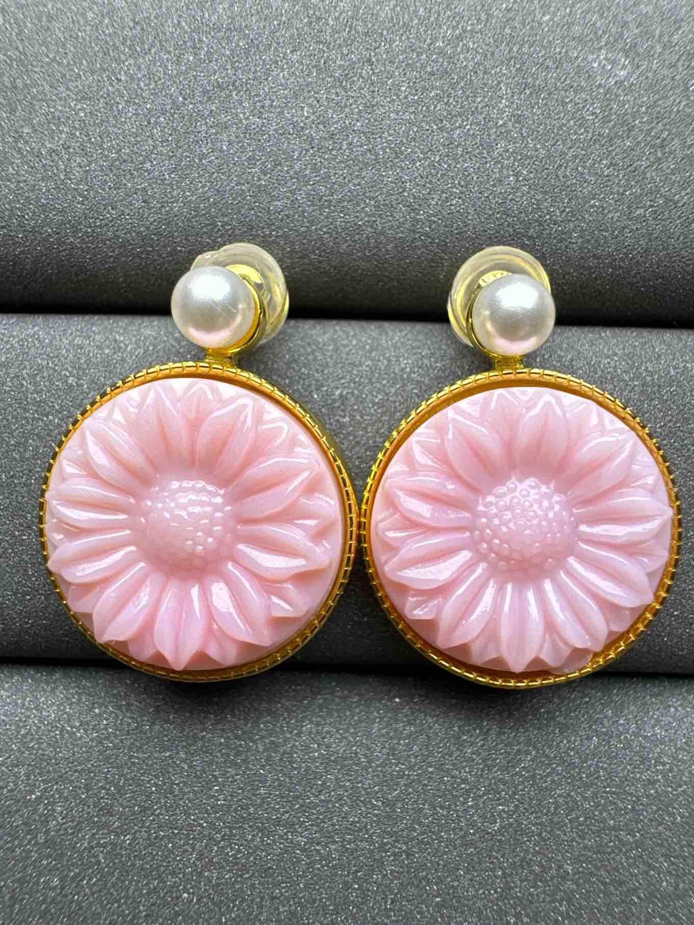 5163 Queen Conch Earrings