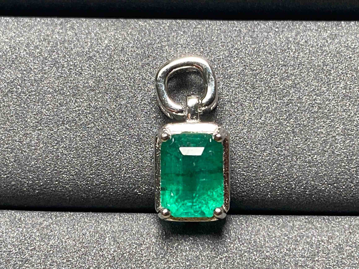 2697 Emerald Pendant