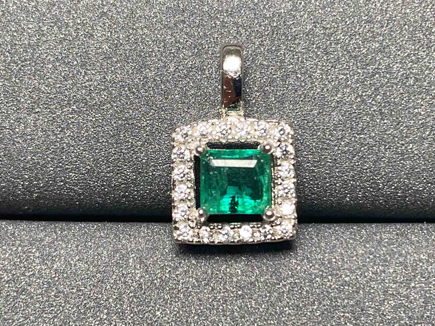 2643 Emerald Pendant
