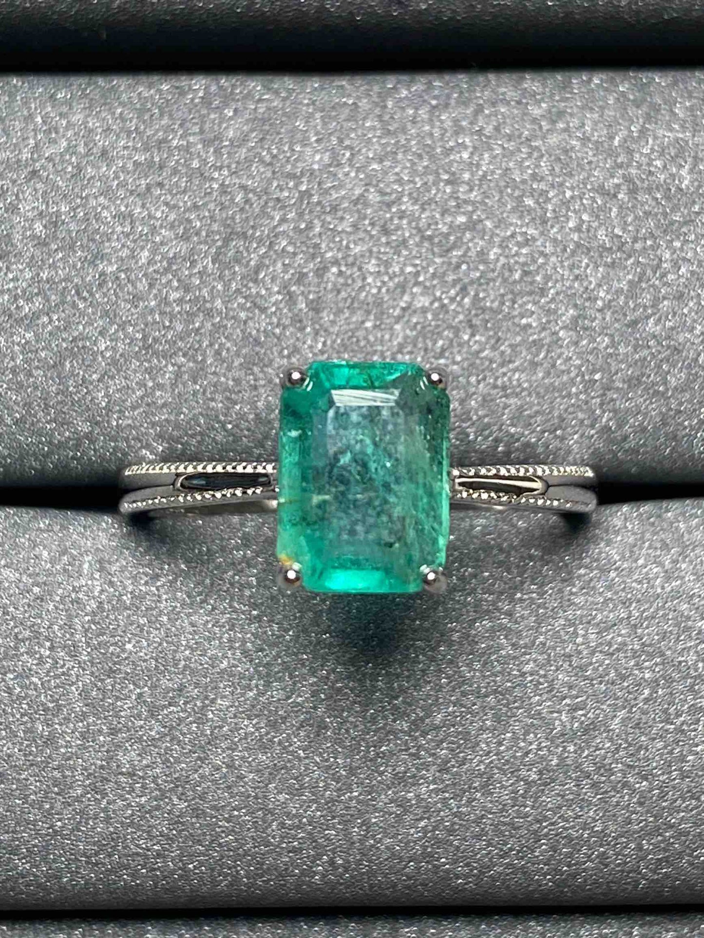 2535 Emerald Ring