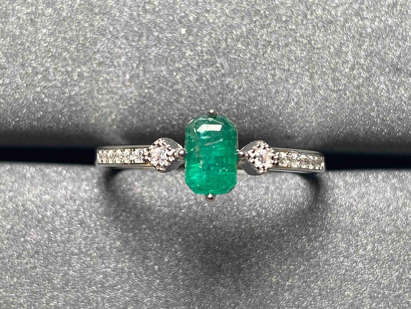 2677 Emerald Ring