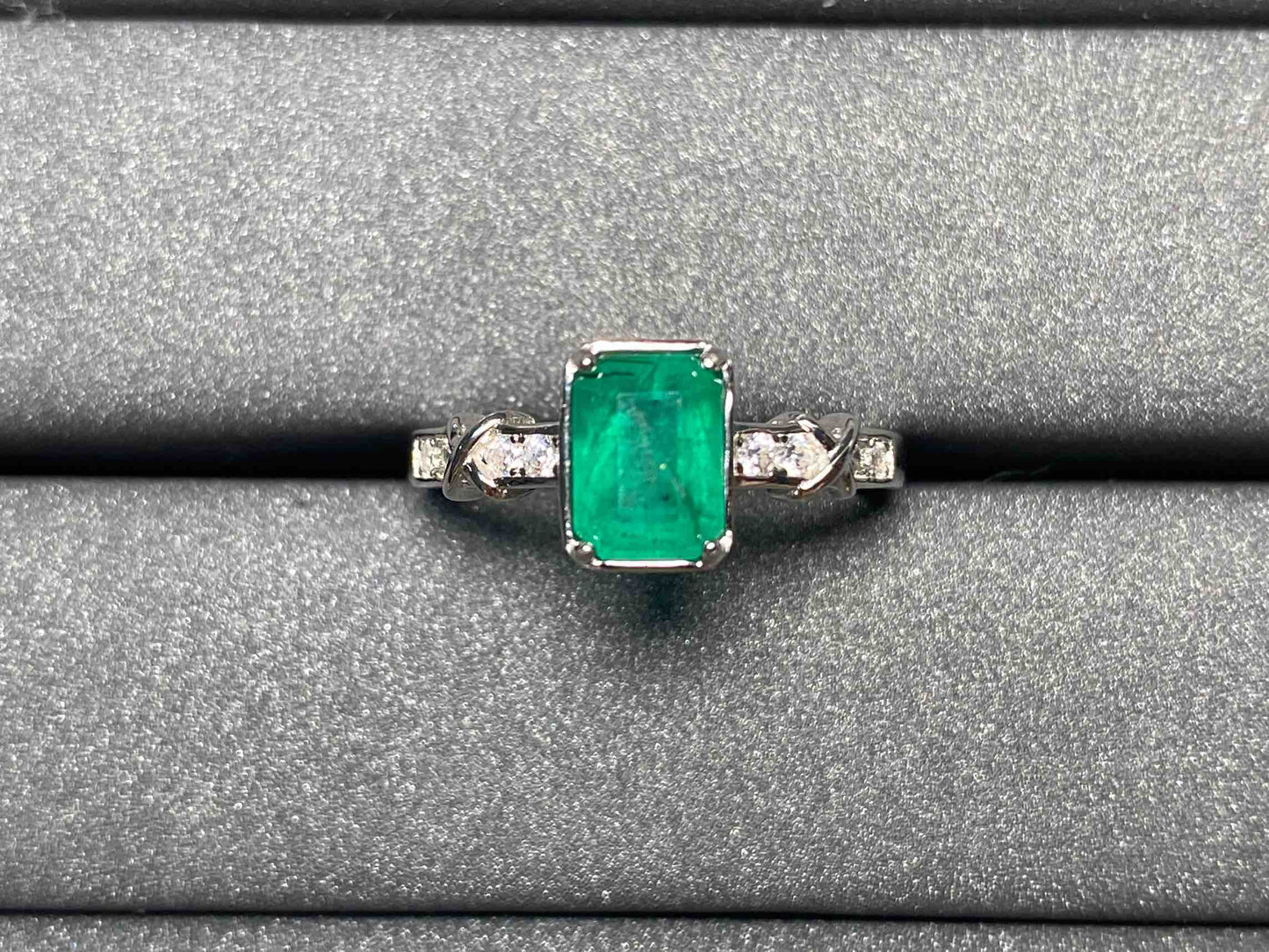 2548 Emerald Ring