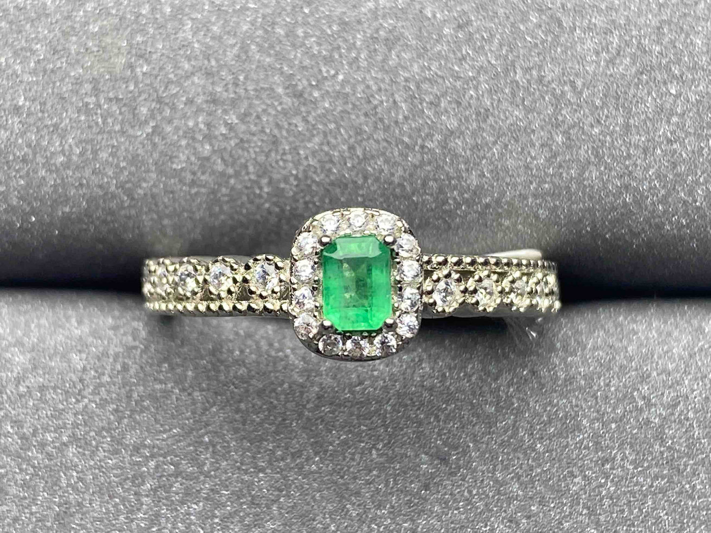 1519 Emerald Ring