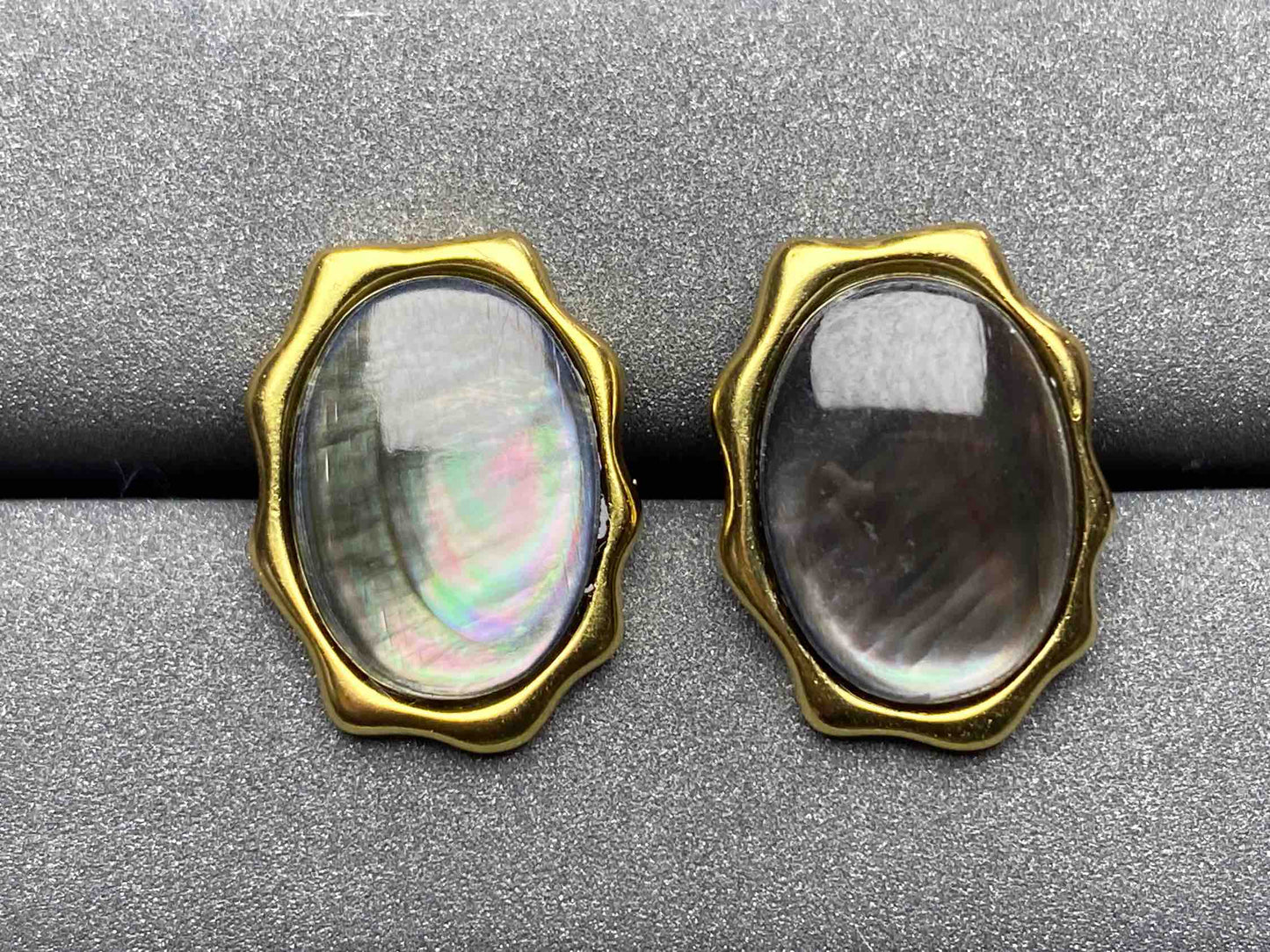 5589 Black Conch Earrings