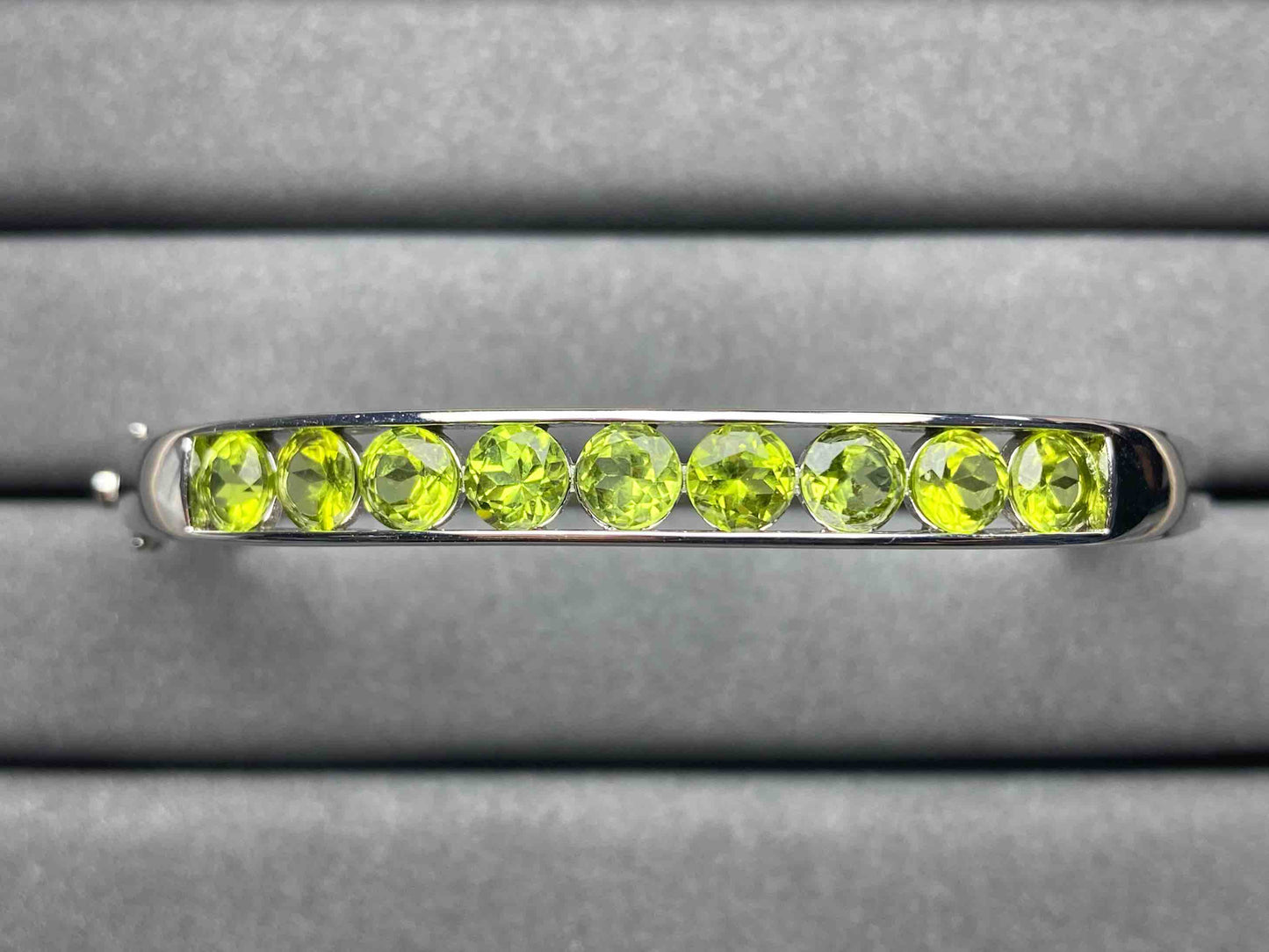 5520 Peridot Bangle