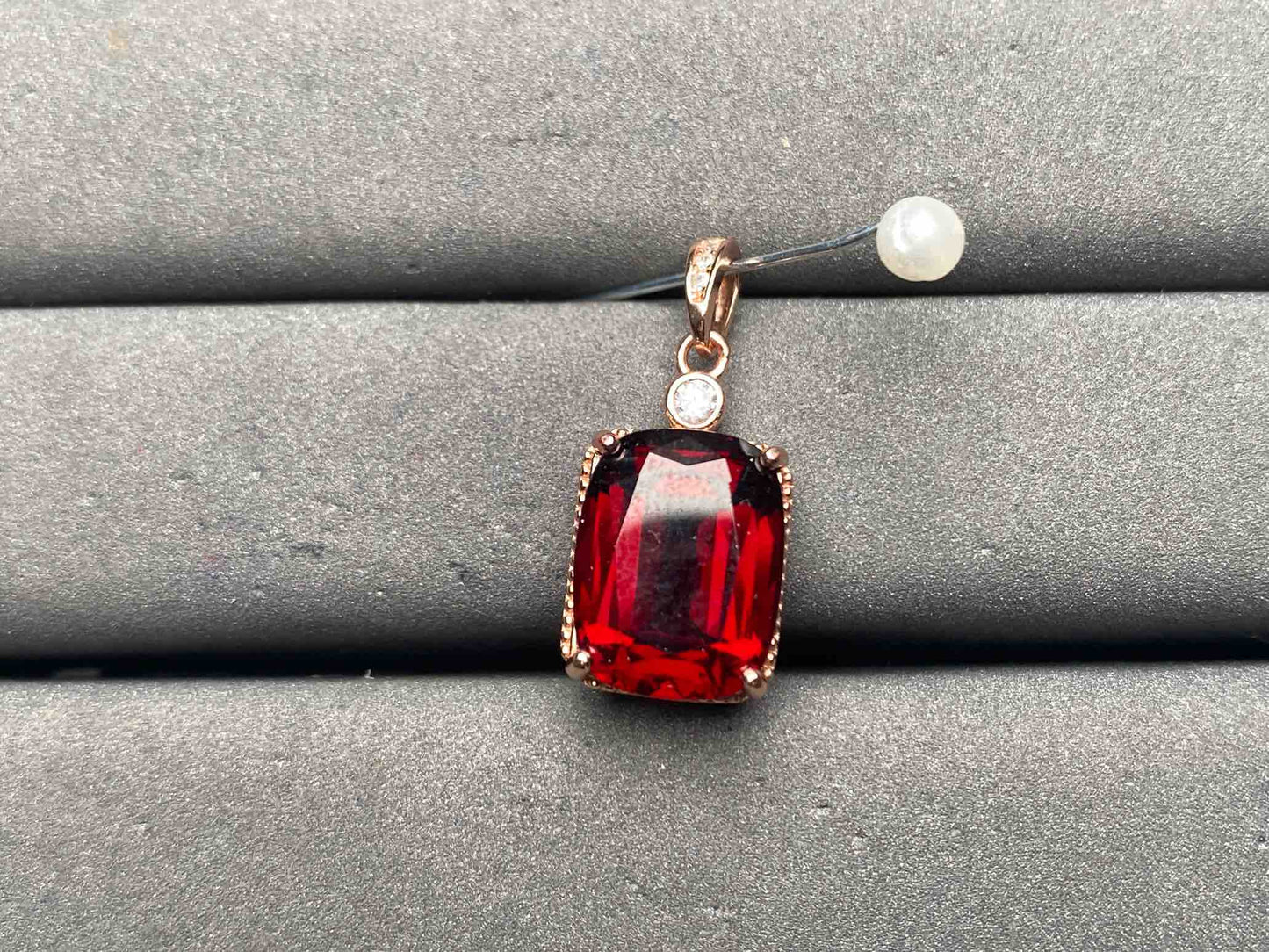 A10569 Garnet Pendant
