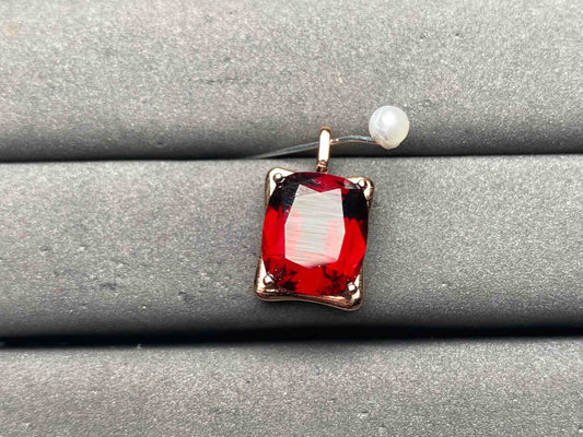 A10577 Garnet Pendant