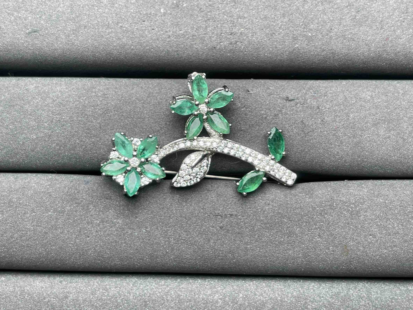 A10733 Emerald brooch