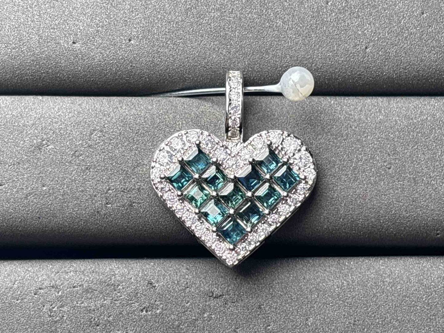 A11670 Sapphire Pendant