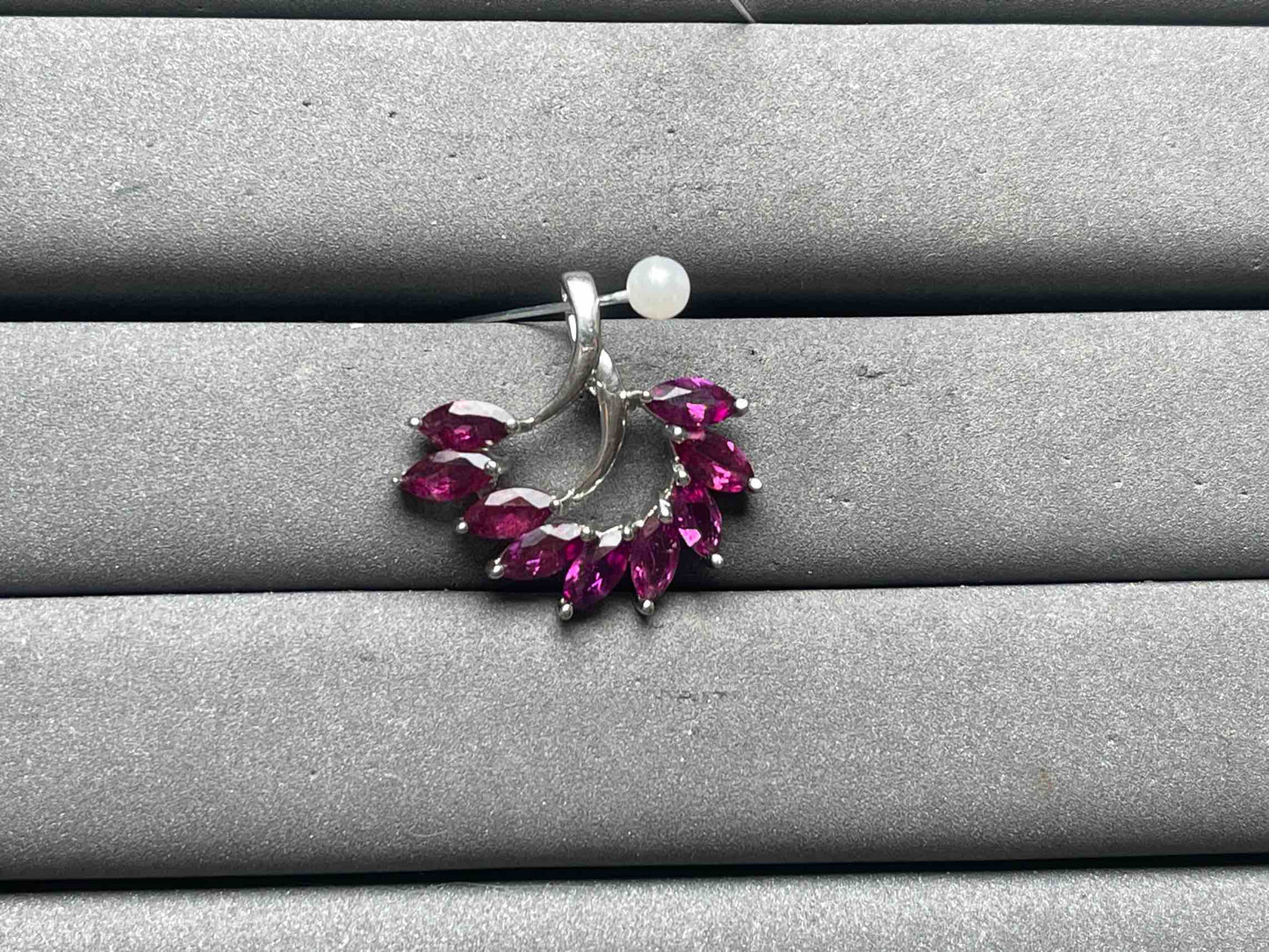 A12253 Garnet Pendant