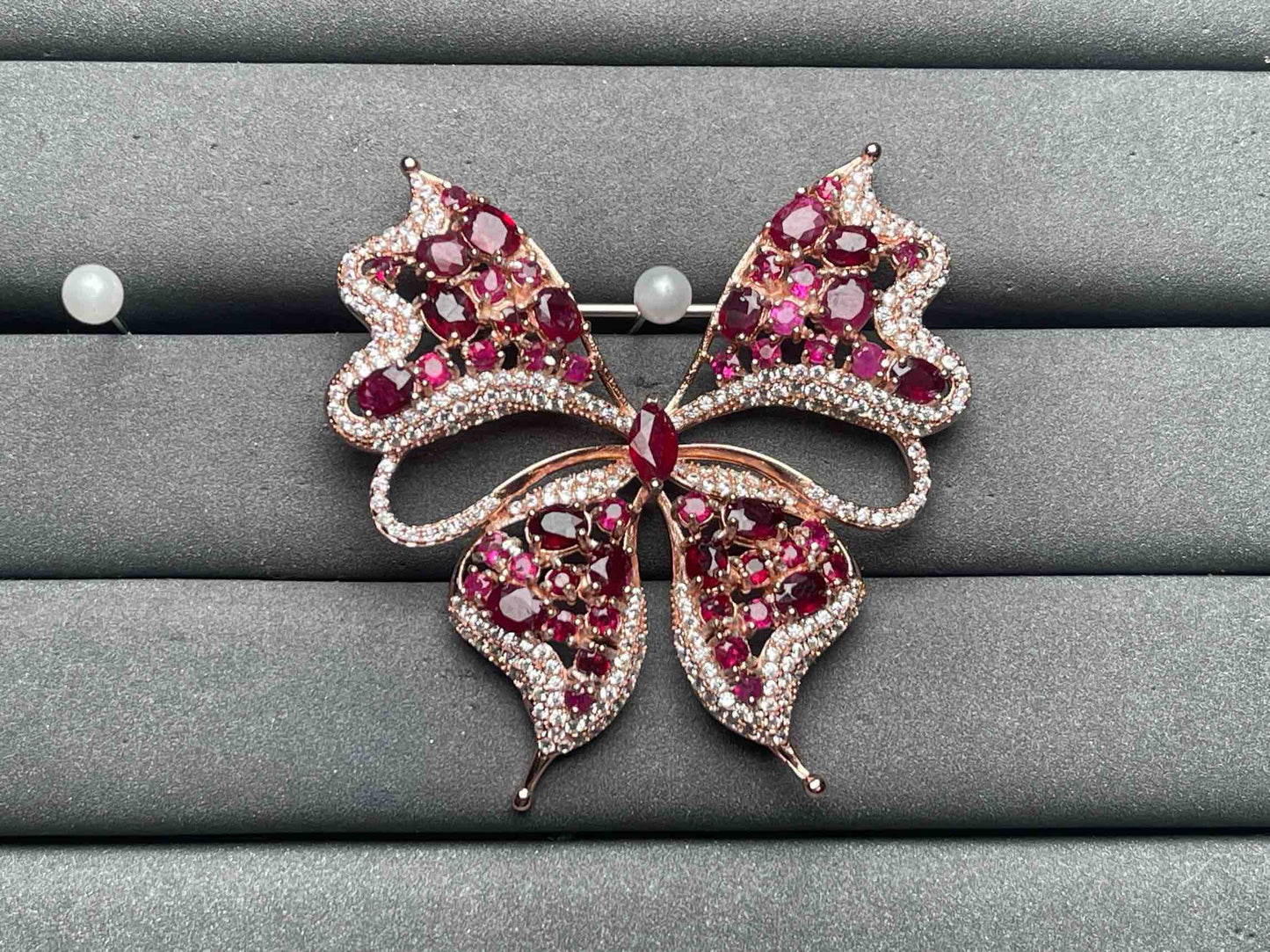 A12476 Ruby brooch