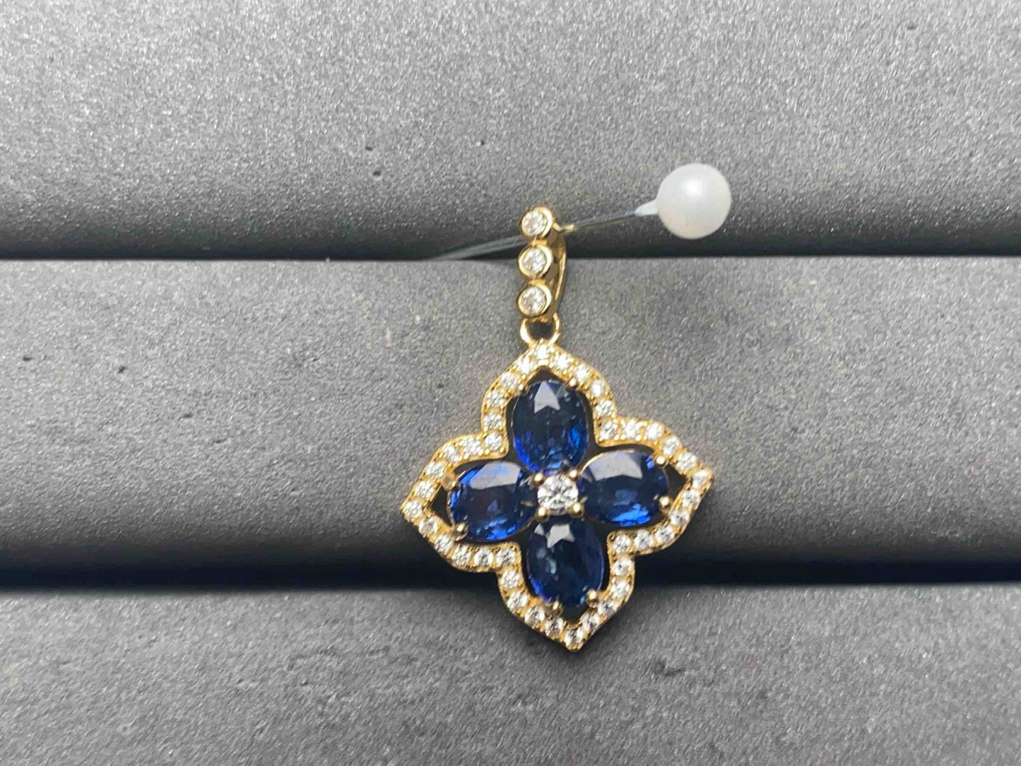 A12563 Sapphire Pendant