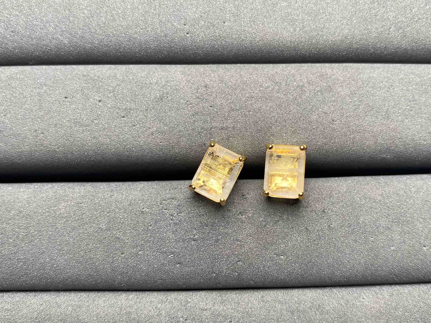 A12684 Color Changing Earrings