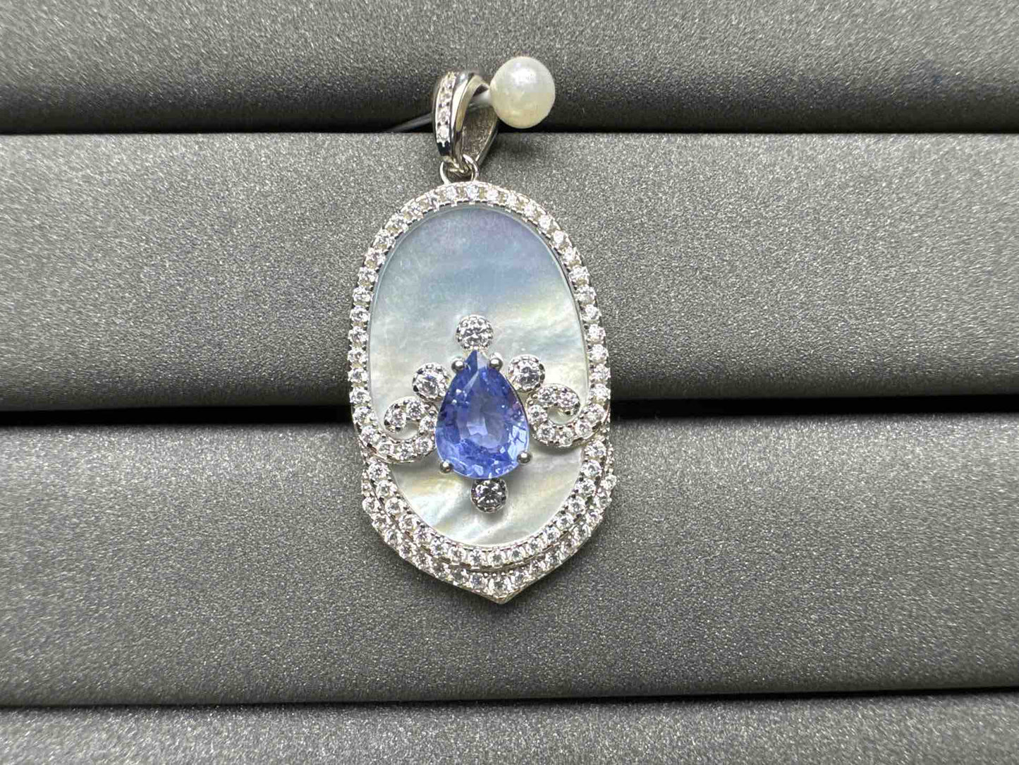 A1278 1ct Cornflower Sapphire Pendant