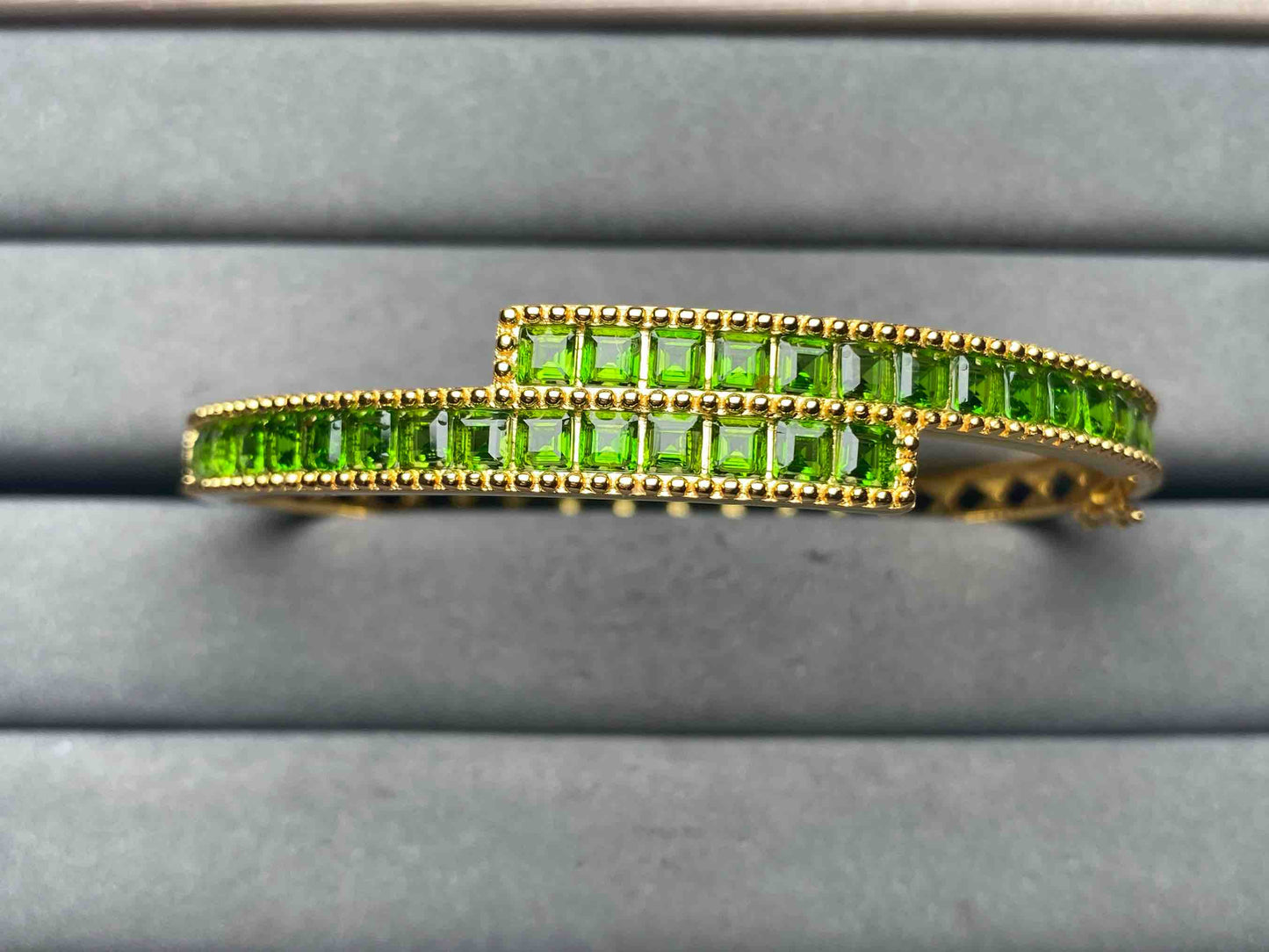 A12873 Diopside Bangle