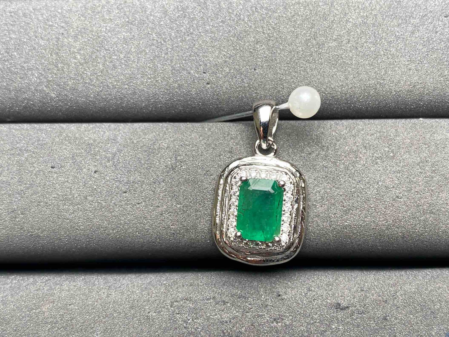 A12980 Emerald Pendant