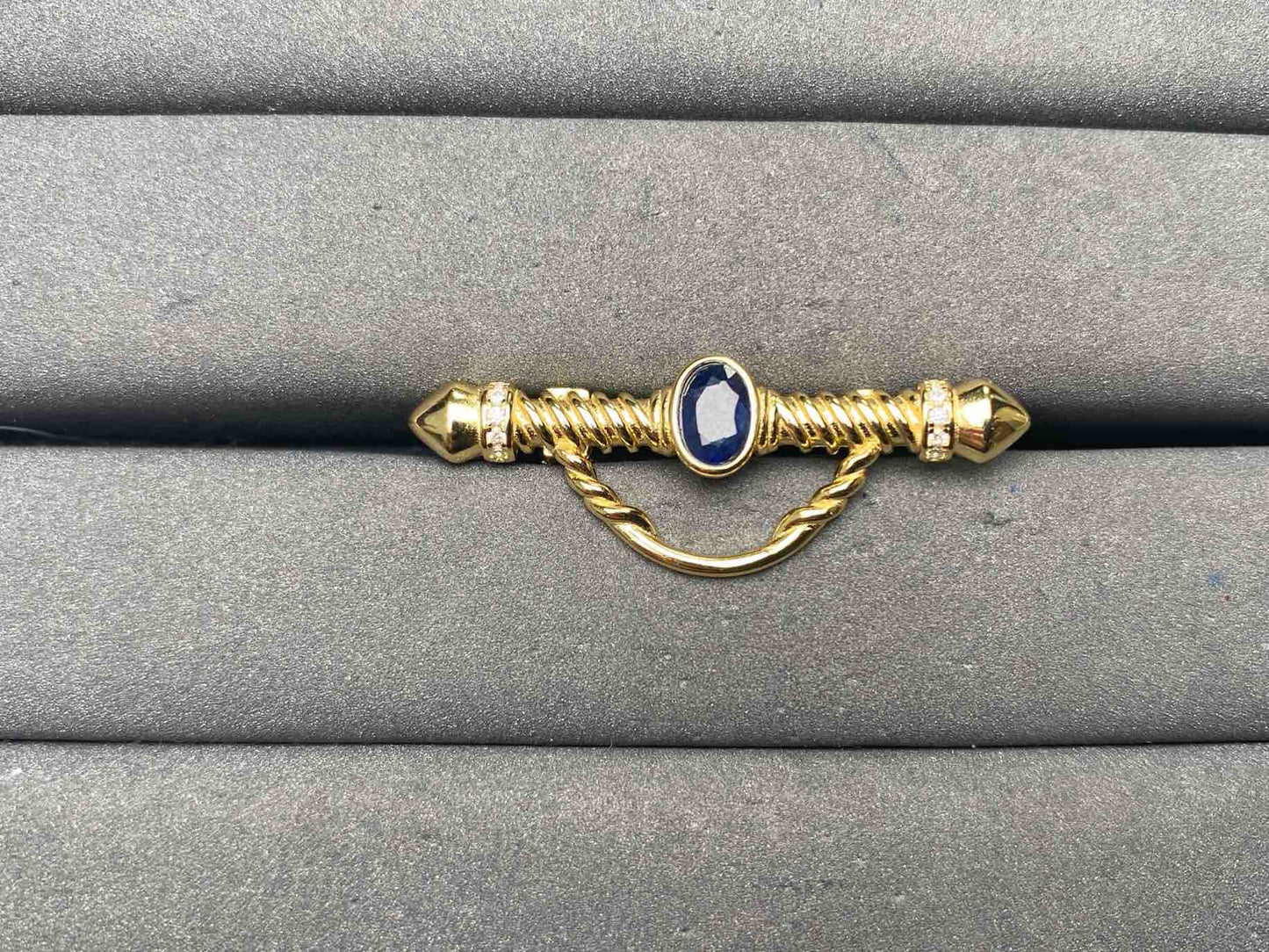 A13404 Sapphire brooch