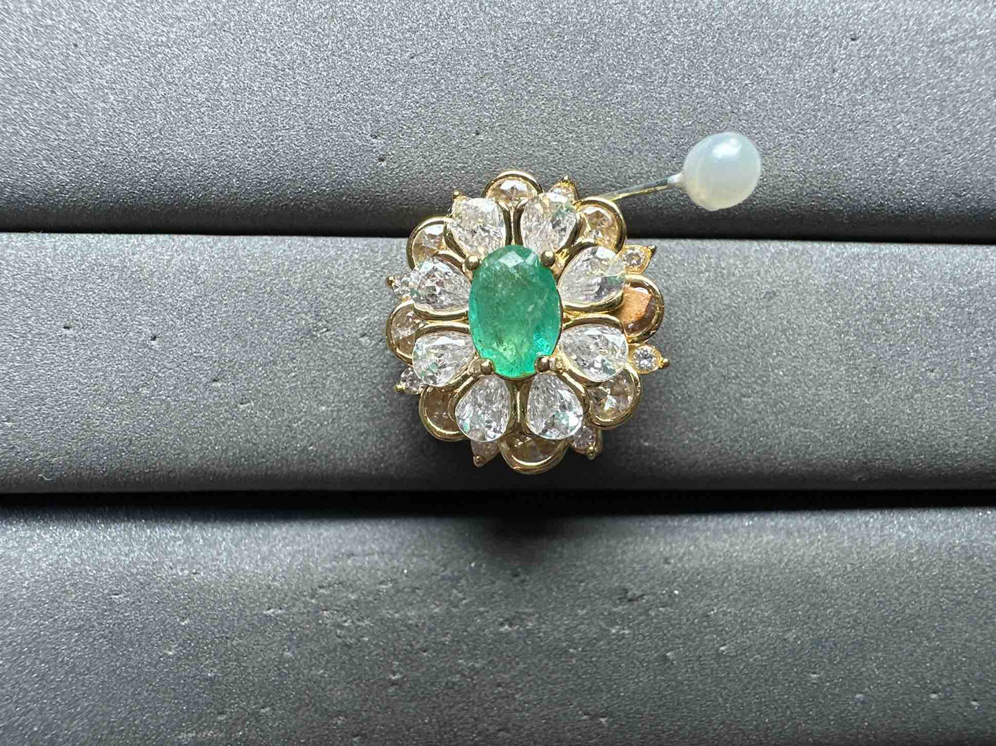 A14416 Emerald brooch
