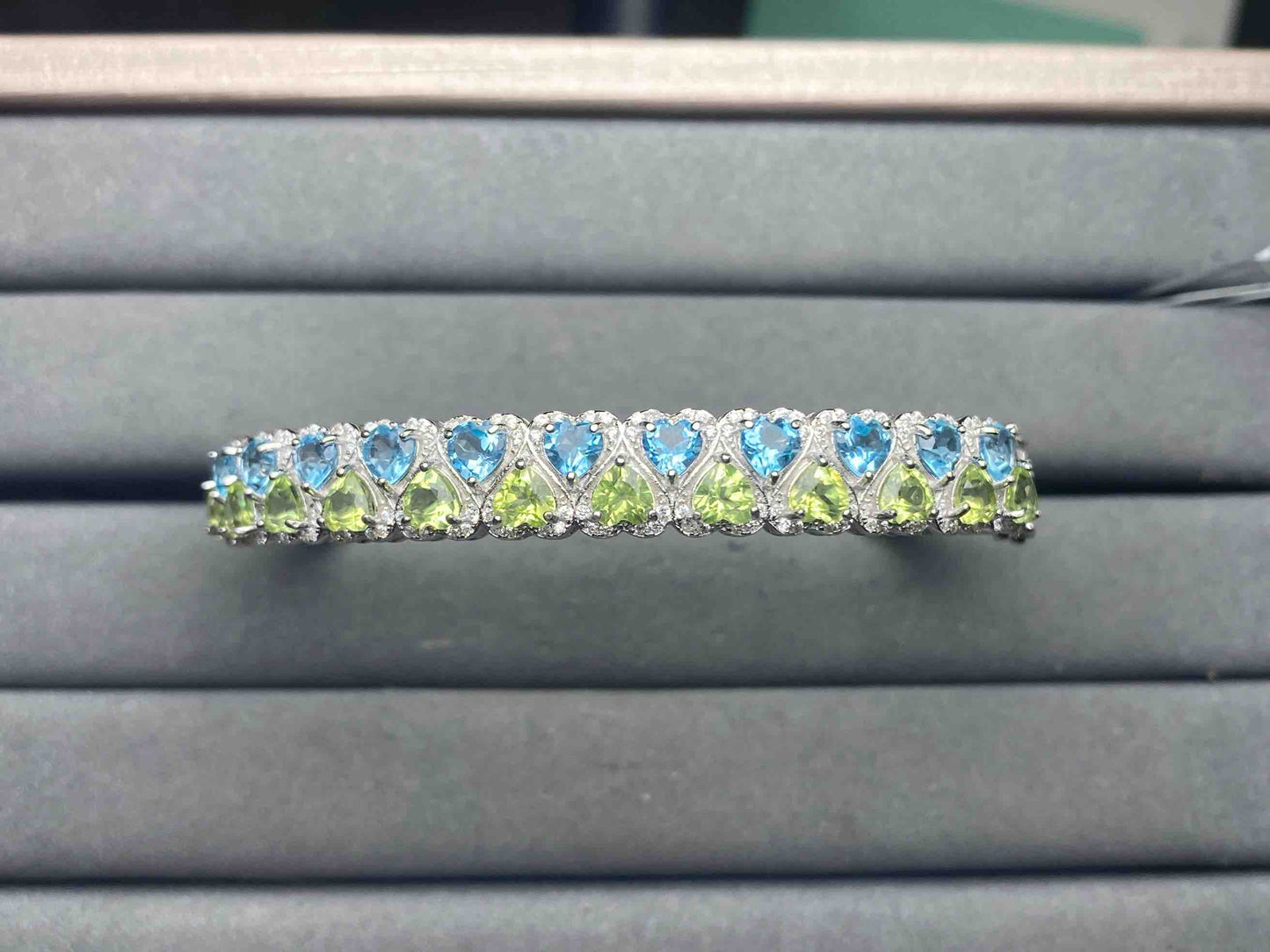 A14612 Peridot Bangle