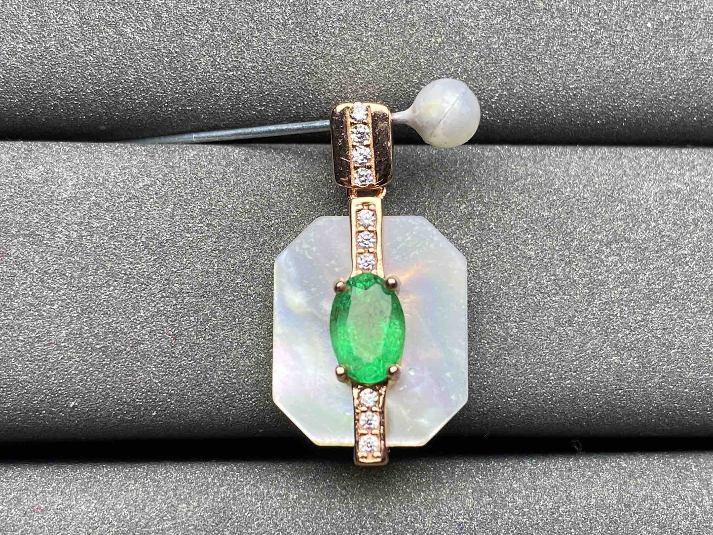 A1618 Emerald Pendant