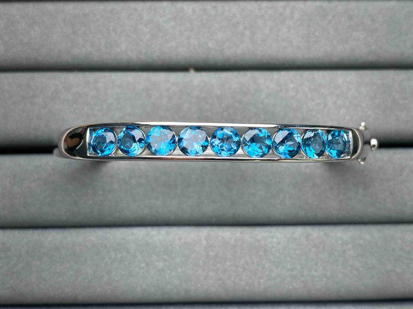 A1889 Topaz Bangle