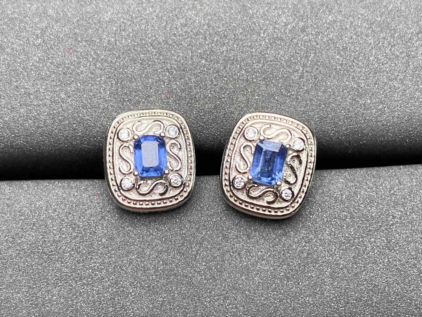 A1937 Topaz Earrings