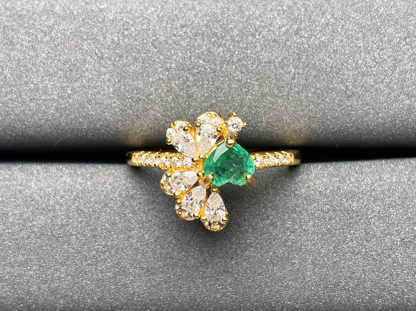 A2085 Emerald Ring