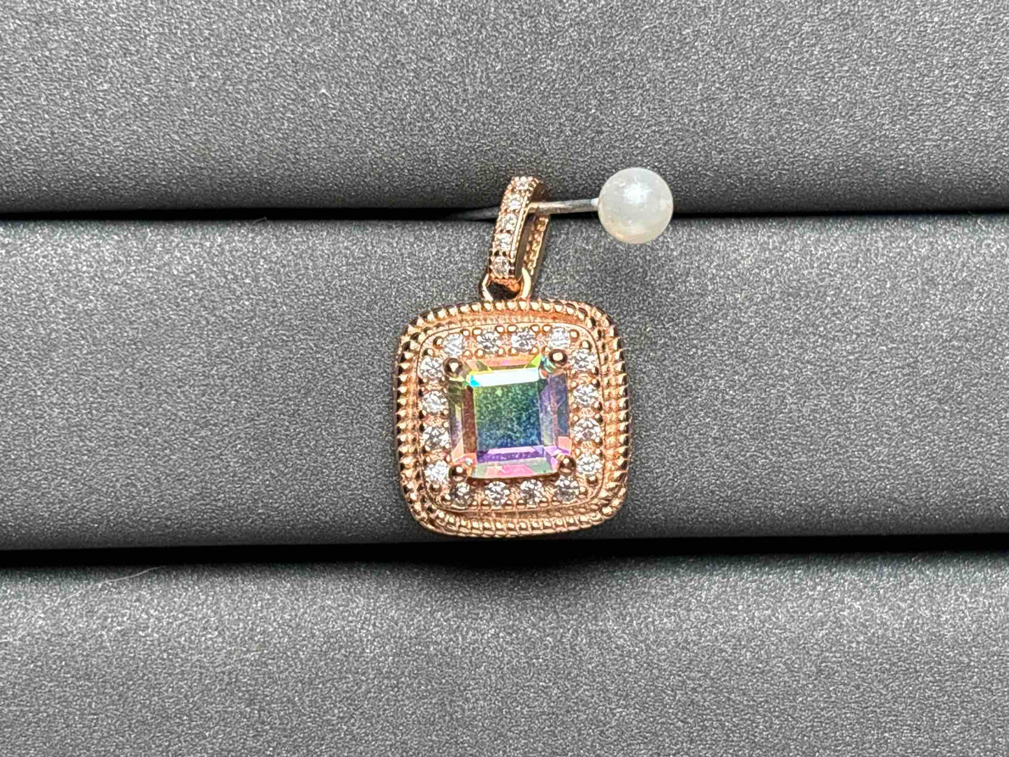 A2762 Aura Quarz Pendant