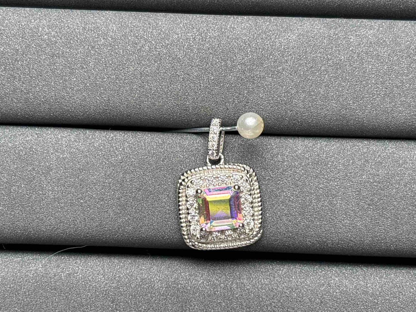 A2771 Aura Quarz Pendant