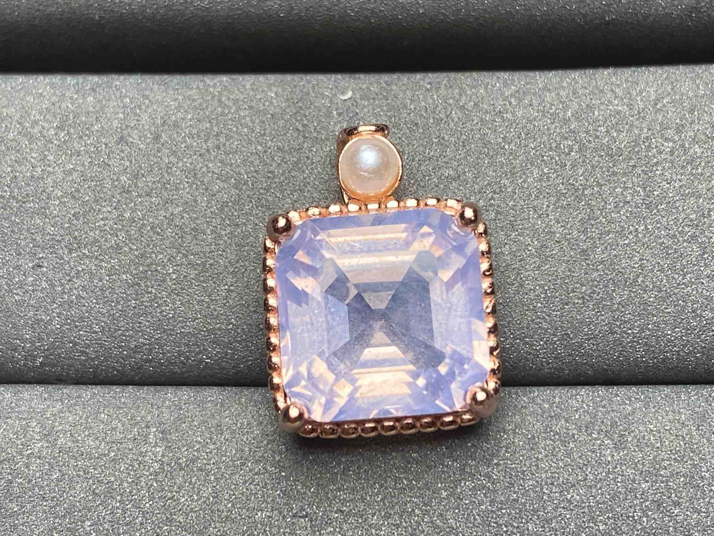 A3319 LMQ Pendant