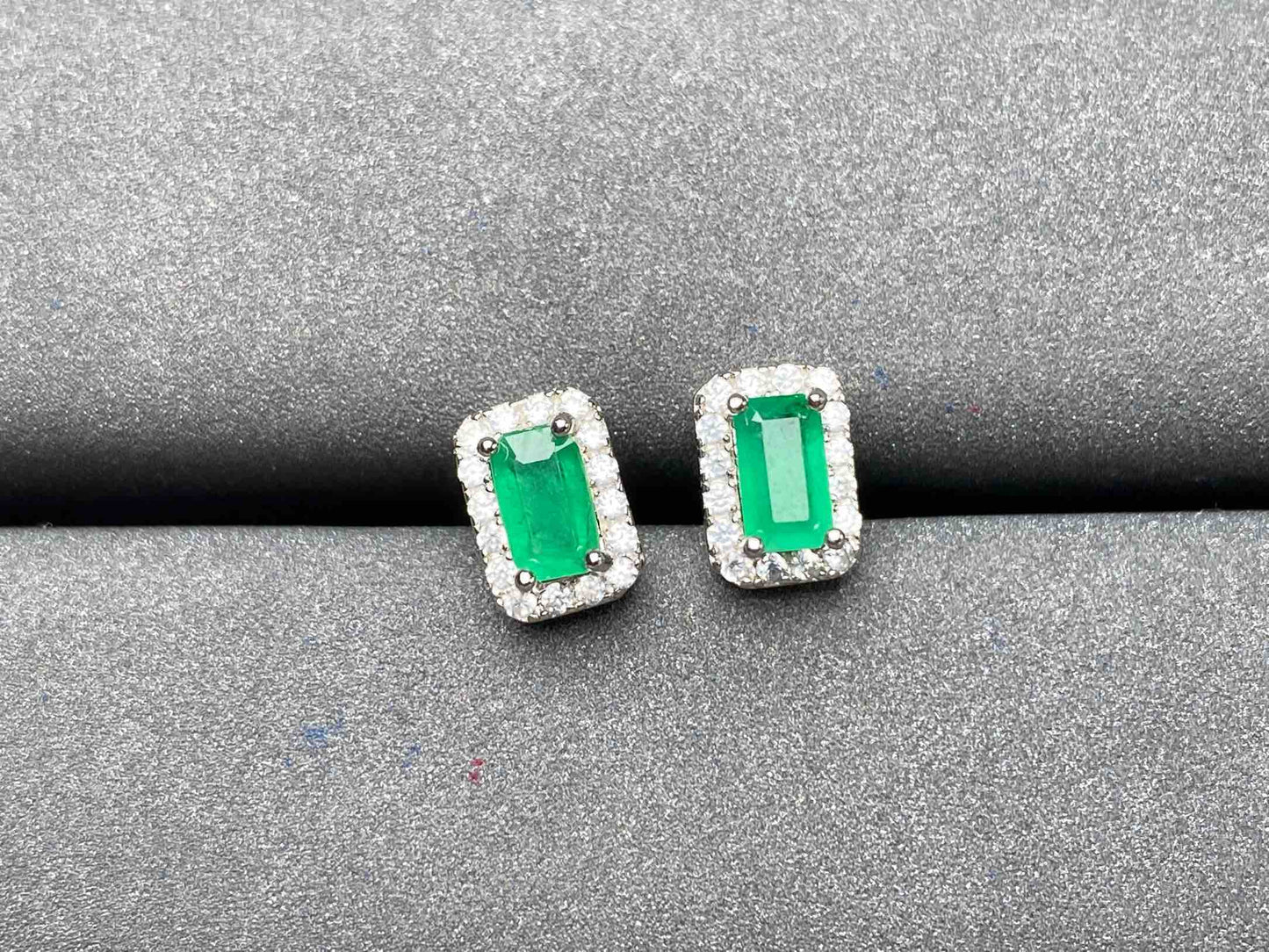 A3972 Emerald Earrings