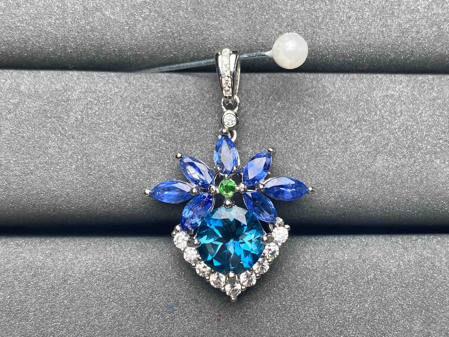 A3985 Topaz Pendant