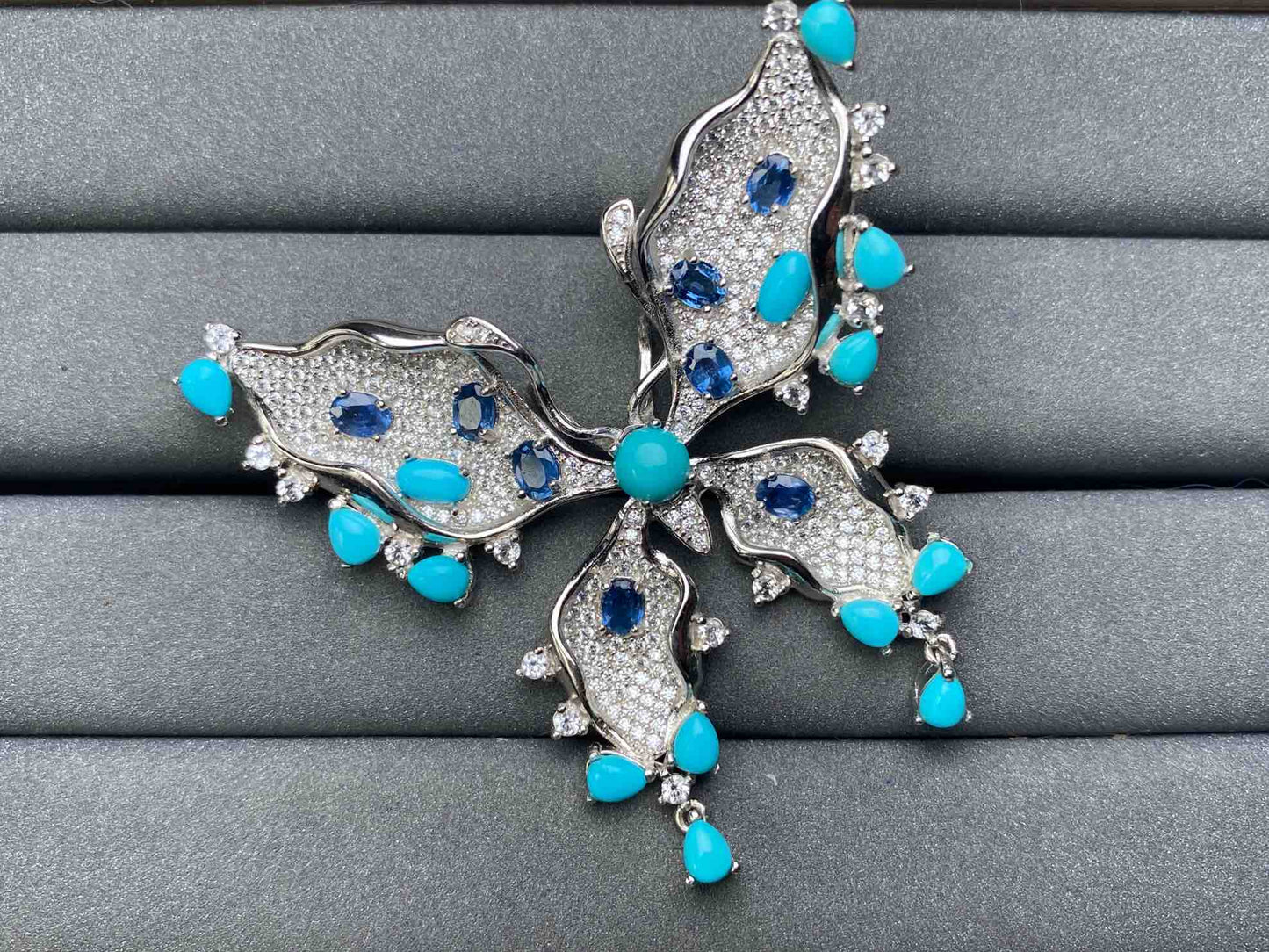 A4597 Turquoise brooch