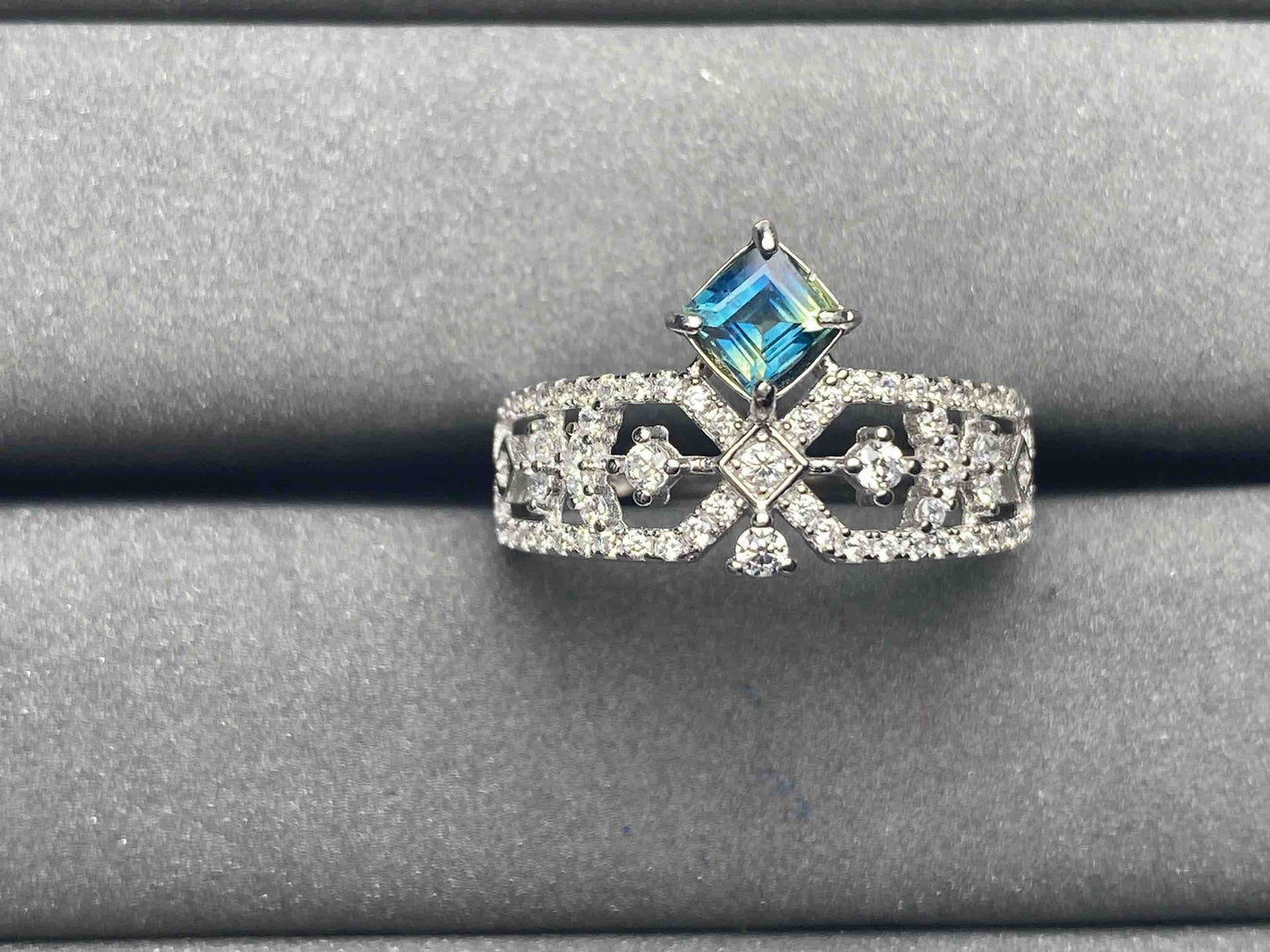 A5590 Teal Sapphire Ring
