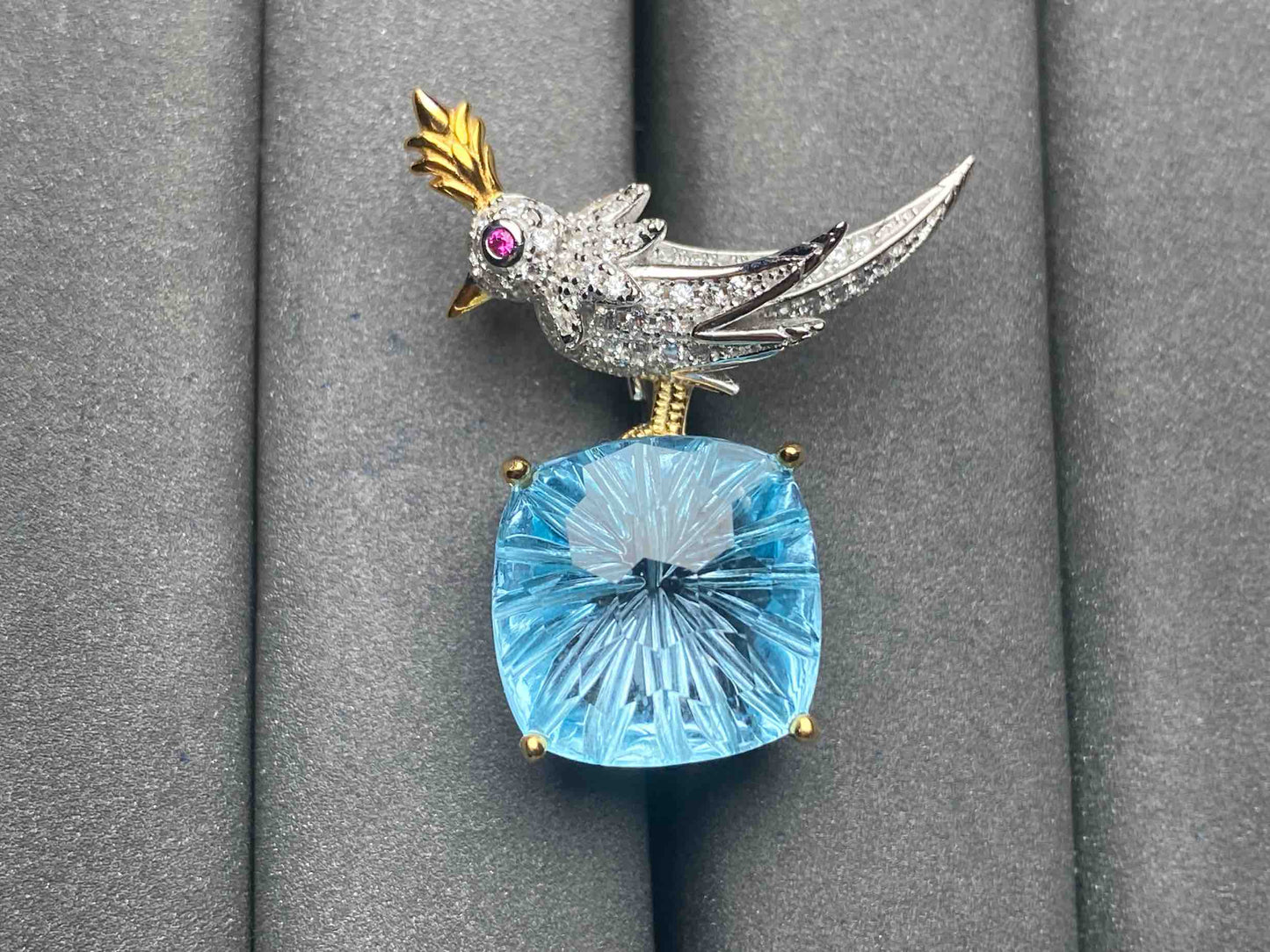 A5738 Topaz brooch