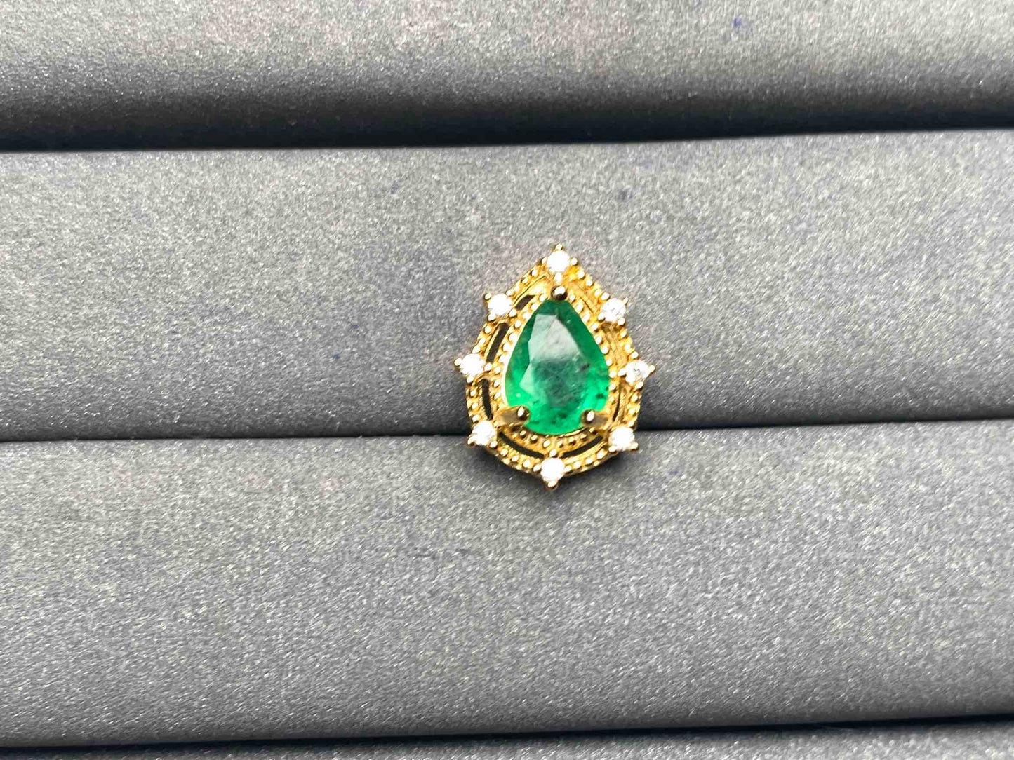 A6187 Emerald Pendant