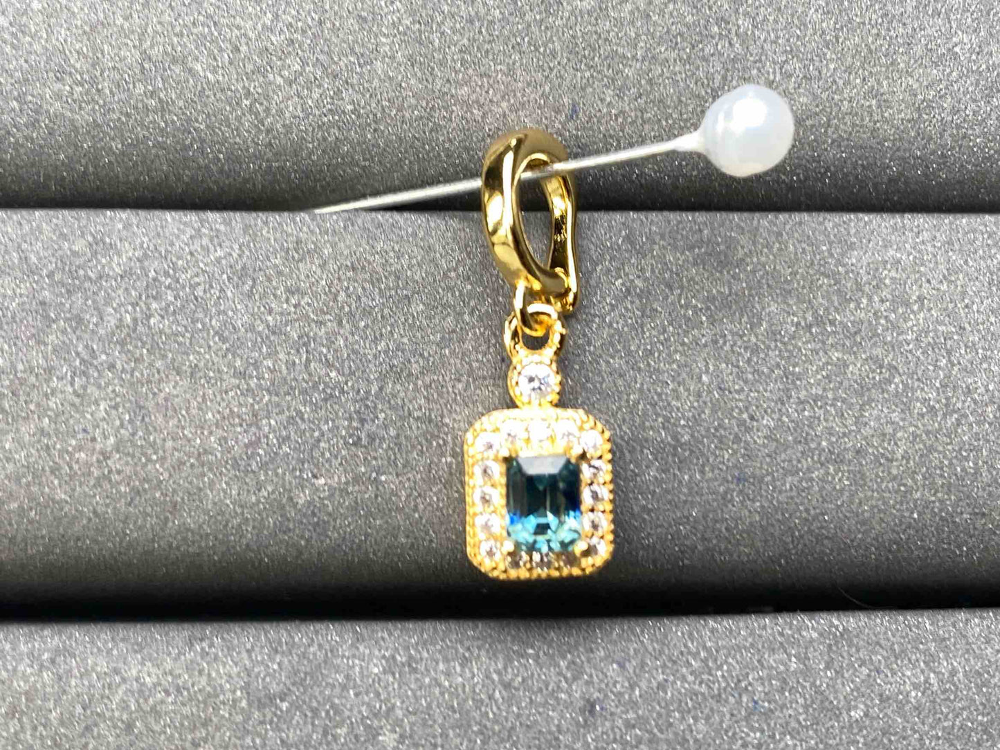 A6579 Teal Sapphire Pendant