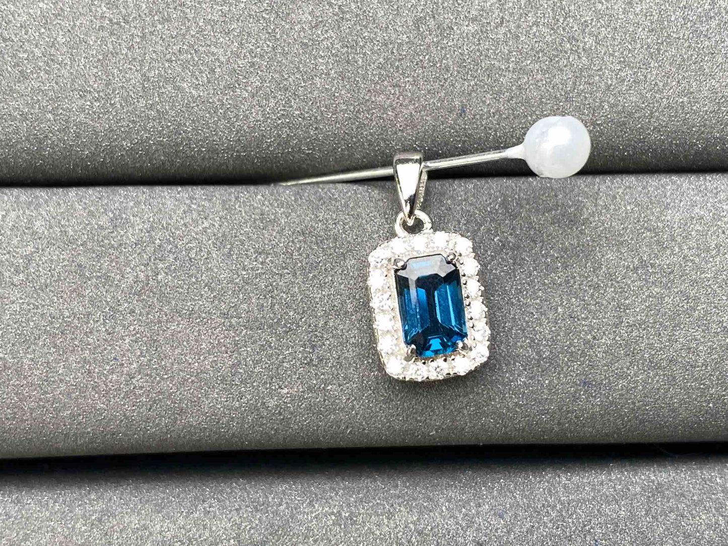 A6587 Teal Sapphire Pendant