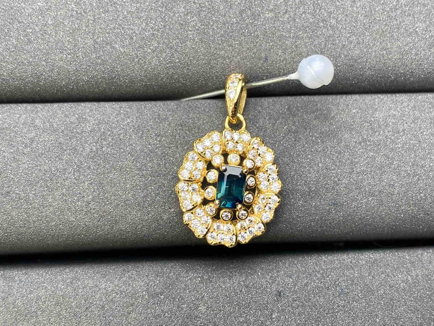 A6588 Teal Sapphire Pendant