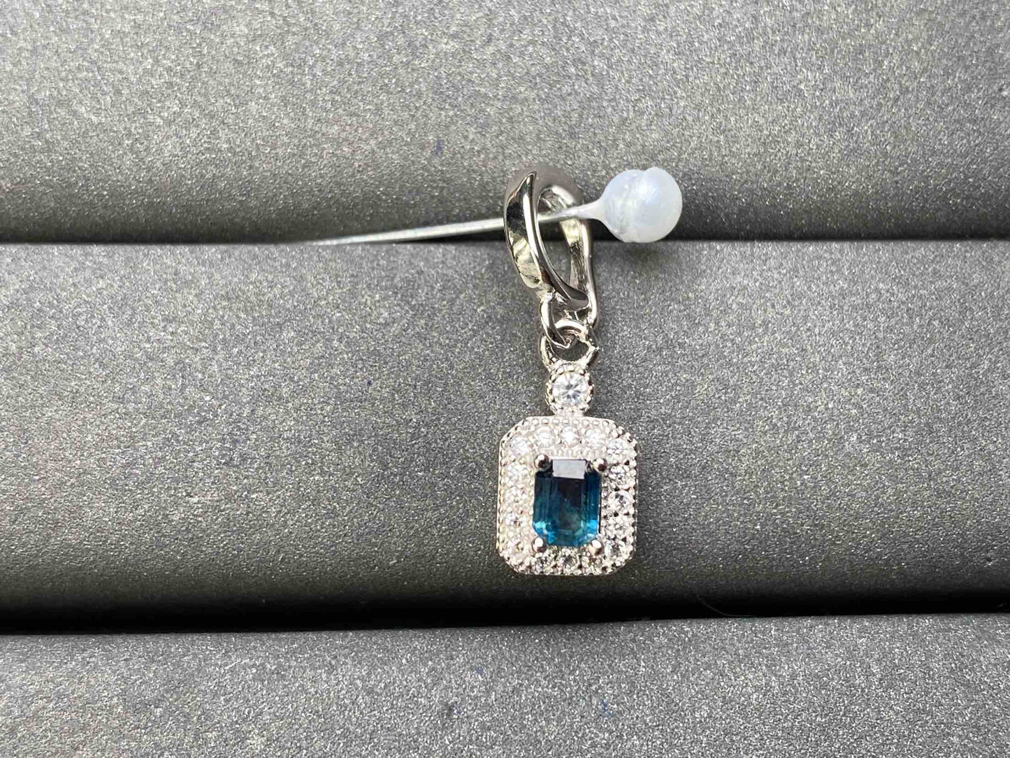 A6591 Teal Sapphire Pendant