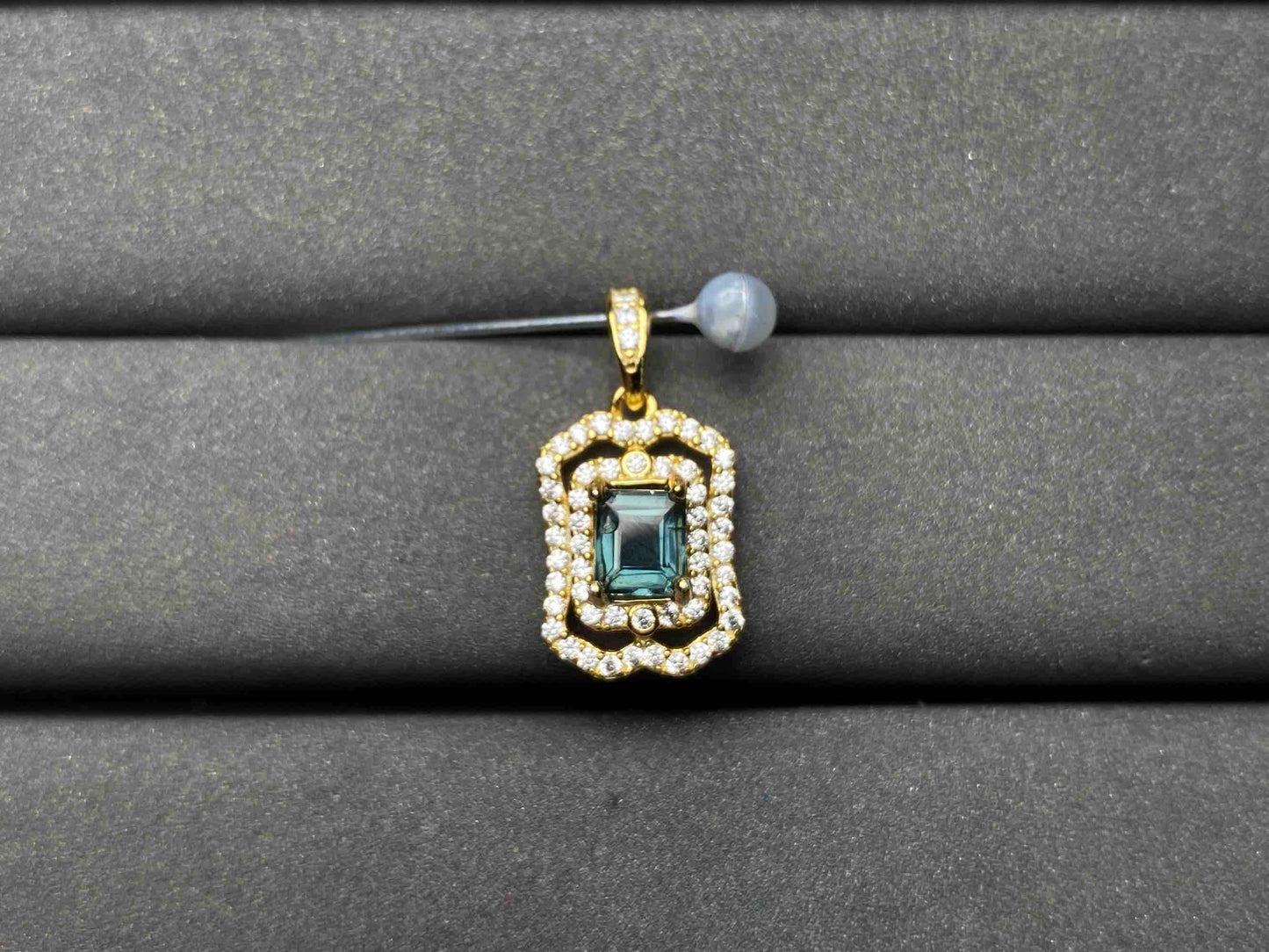 A6682 Teal Sapphire Pendant