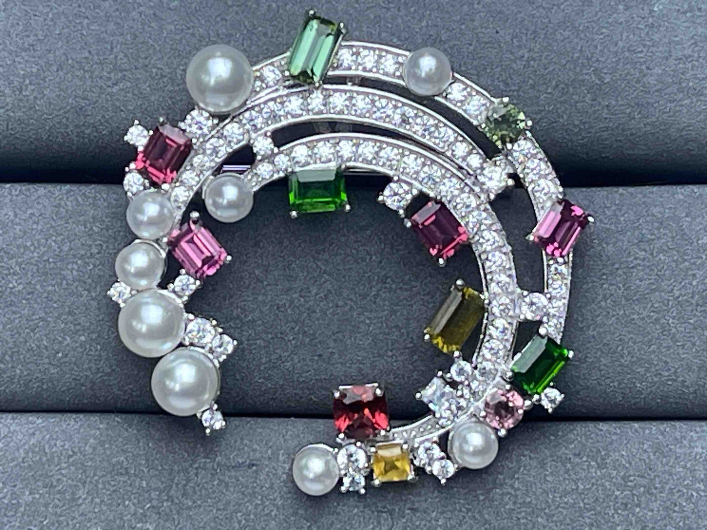 A6760 Diopside brooch