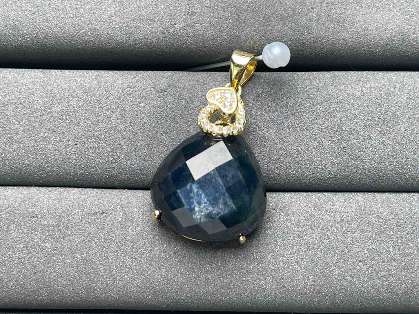 A6780 Sapphire Pendant