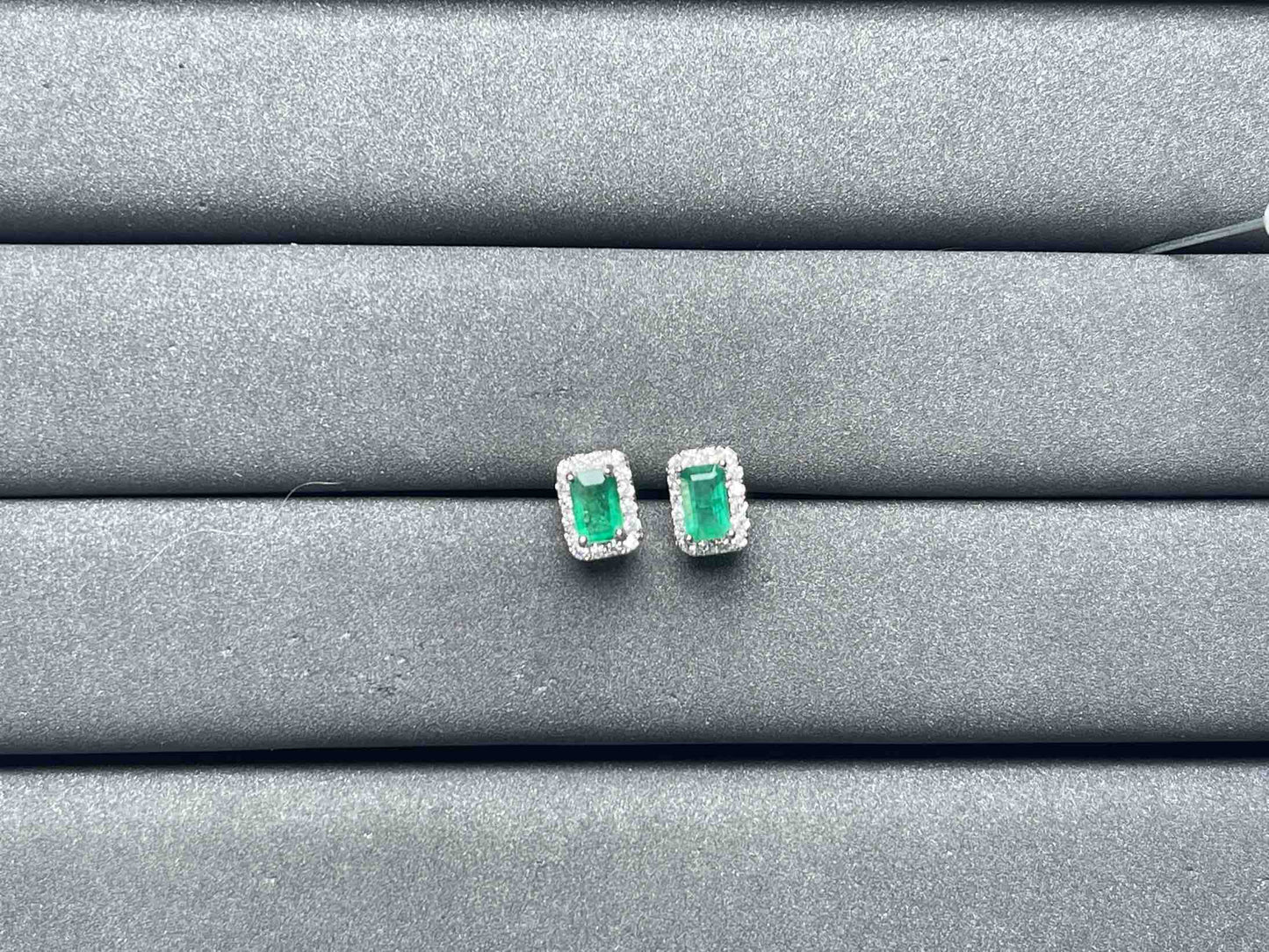 A7010 Emerald Earrings
