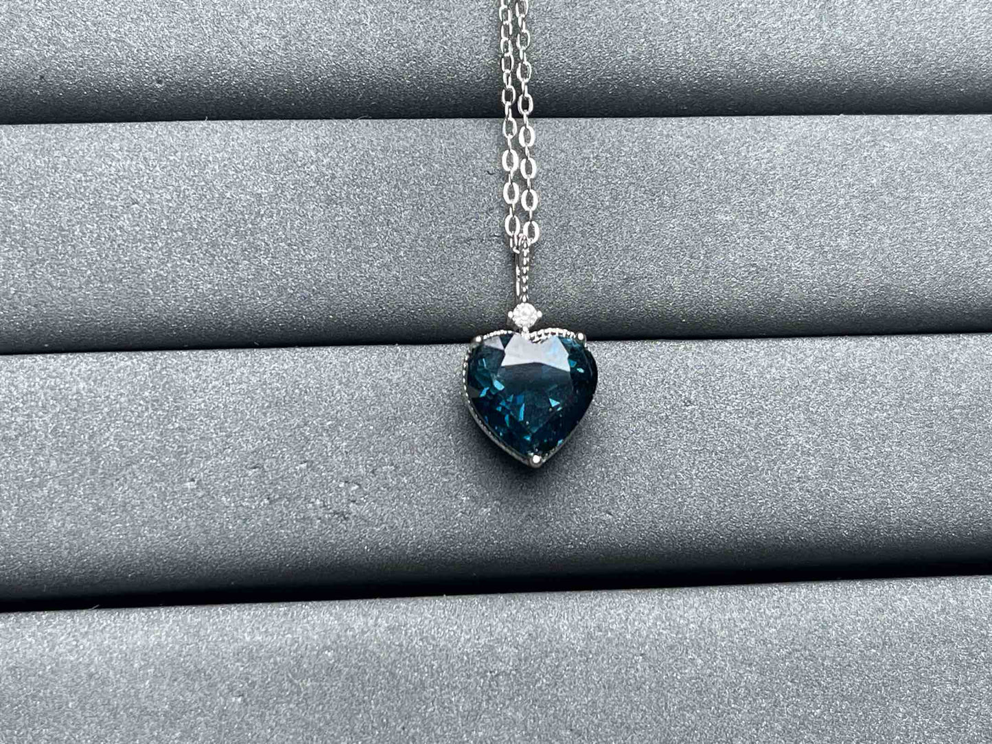 A7093 Topaz Necklace