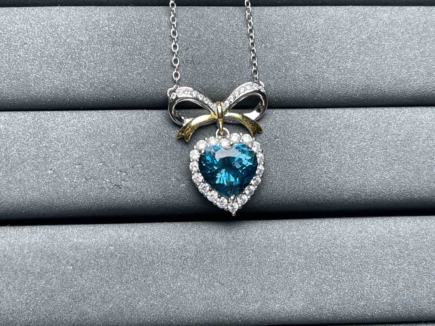 A7094 Topaz Necklace