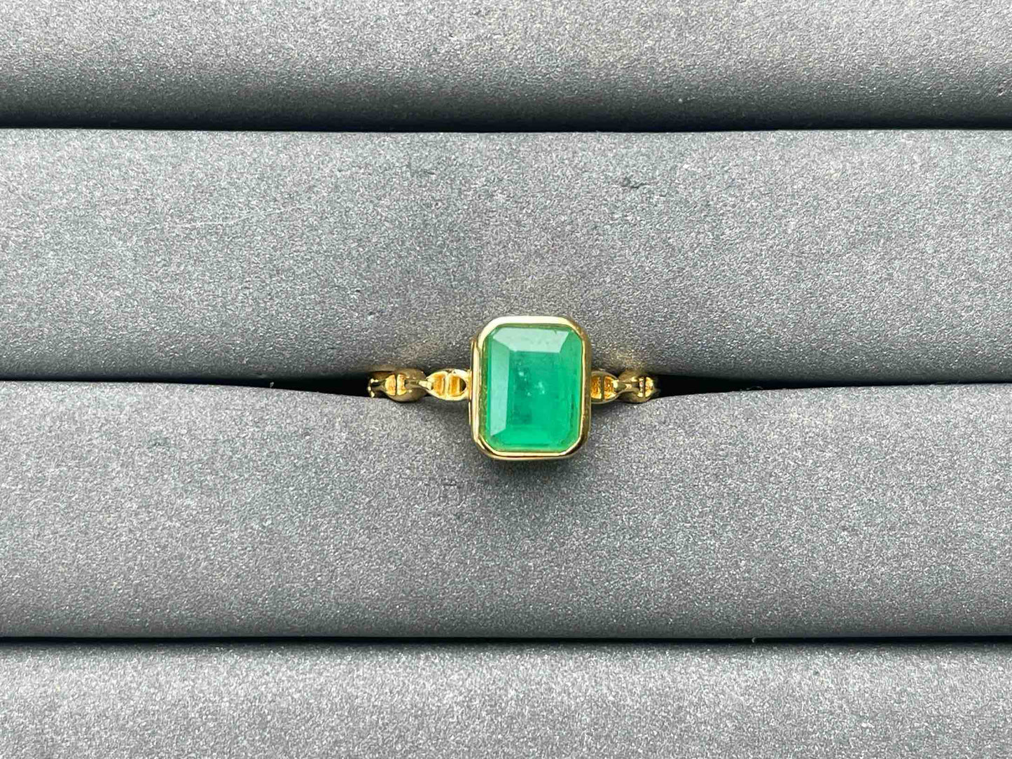 A7389 Emerald Ring