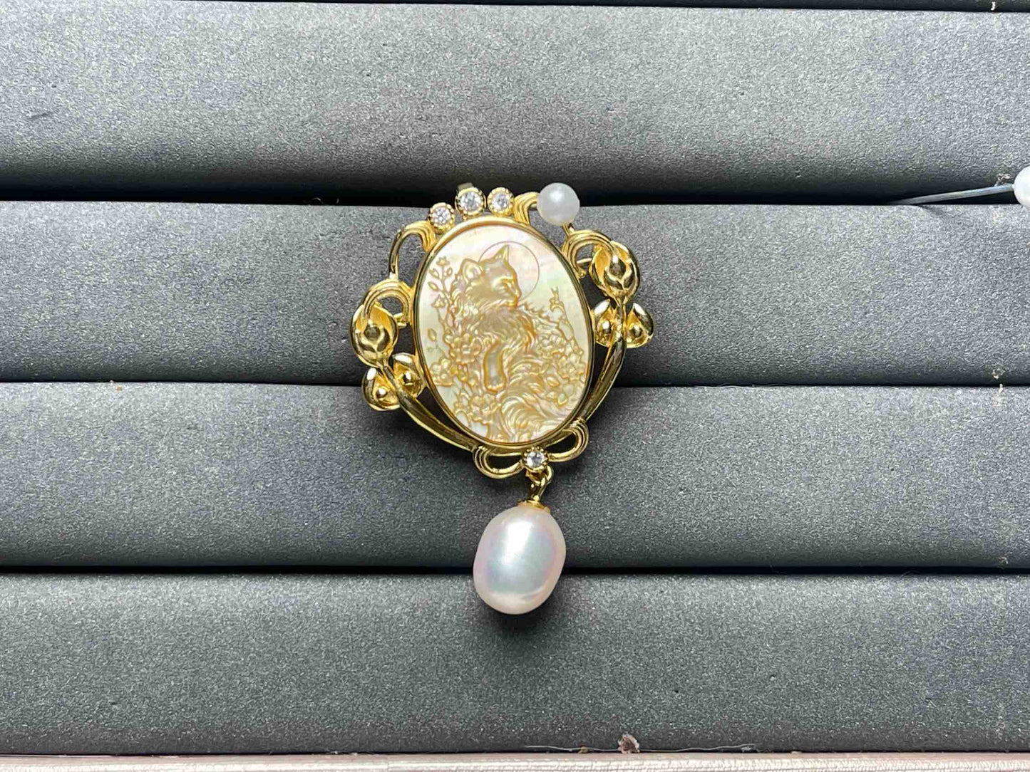 A8415 Golden Conch brooch