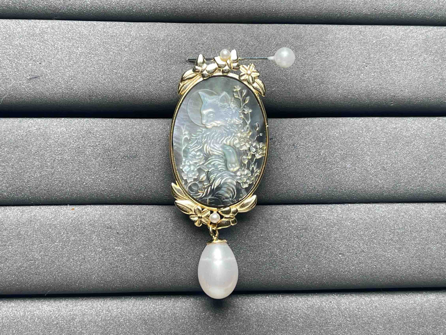 A8425 Black conch brooch